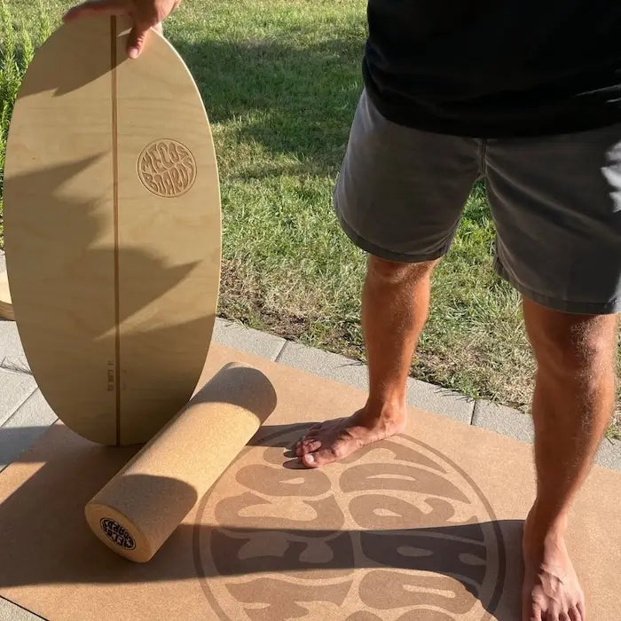 Balance Board THE SHORTY mit Korkrolle auf MECOS BOARDS Matte – ideal für Training, Spass und Surf-Vibes im Alltag.
