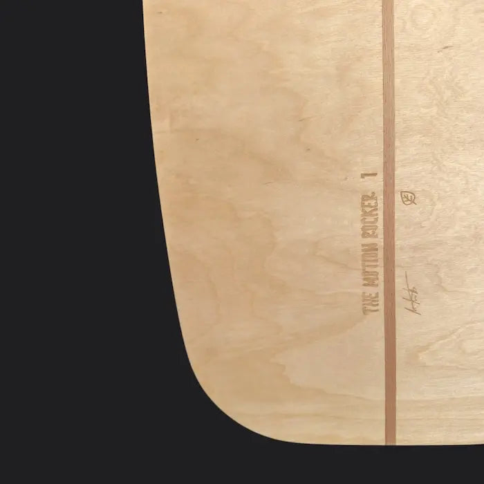 Lasergravierte Schrift „The Motion Rocker“ mit Seriennummer und Signatur auf dem Balance Board aus Holz.
