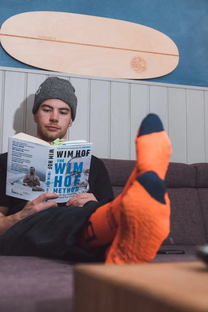 Entspannter Lesemoment mit der Mecos Boards Beanie – perfekte Begleitung für drinnen und draussen.