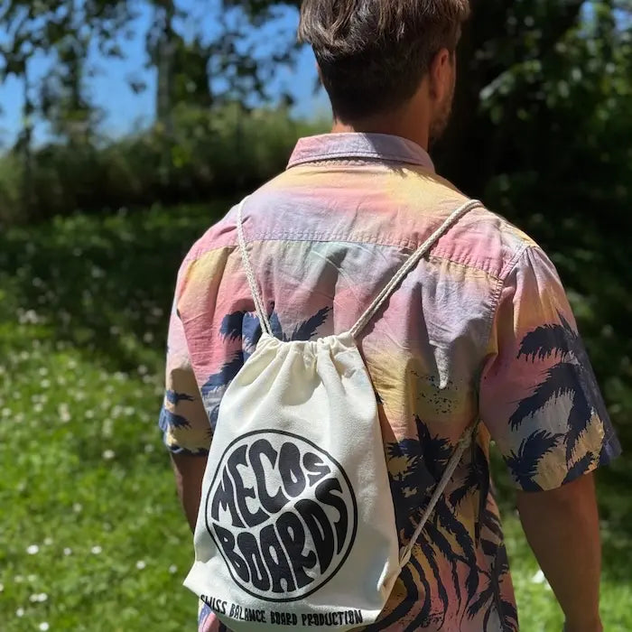 Der Daily Cotton Bag von Mecos Boards wird lässig auf dem Rücken getragen – ideal für Alltag und Freizeit.