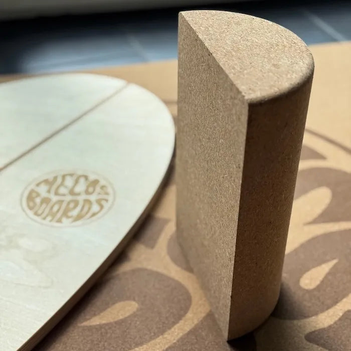 Halbe Balance Board Korkrolle für Anfänger neben THE SHORTY Balance Board – nachhaltiges Zubehör aus Naturkork.