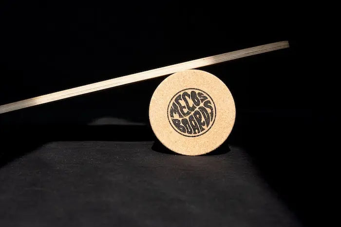 Nahaufnahme der Universal-Korkrolle aus Naturkork mit MECOS BOARDS Logo auf schwarzem Hintergrund