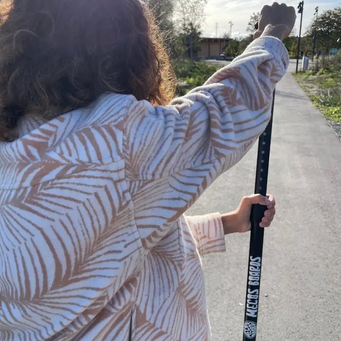 Nahaufnahme vom Griff des Land Paddles während einer Fahrt – Frau mit lockigem Haar von hinten