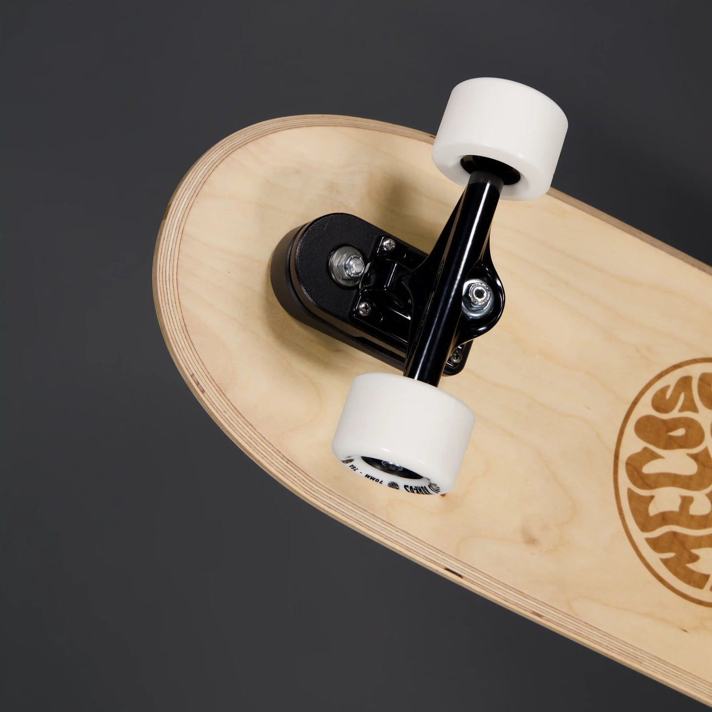 Detailansicht hintere Achse des MECOS BOARDS Land Surfer Longboards mit Logo-Gravur und weissen Rollen