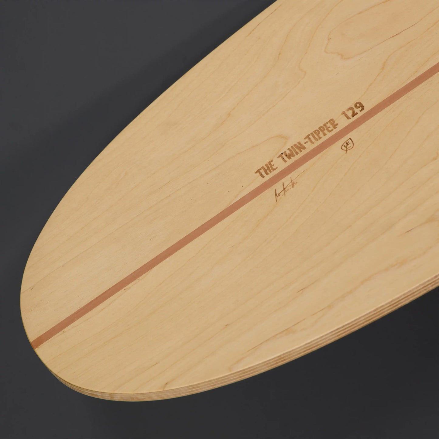 Detailaufnahme MECOS BOARDS Twin-Tipper Balance Board – Modellname, Signatur und Holzmaserung