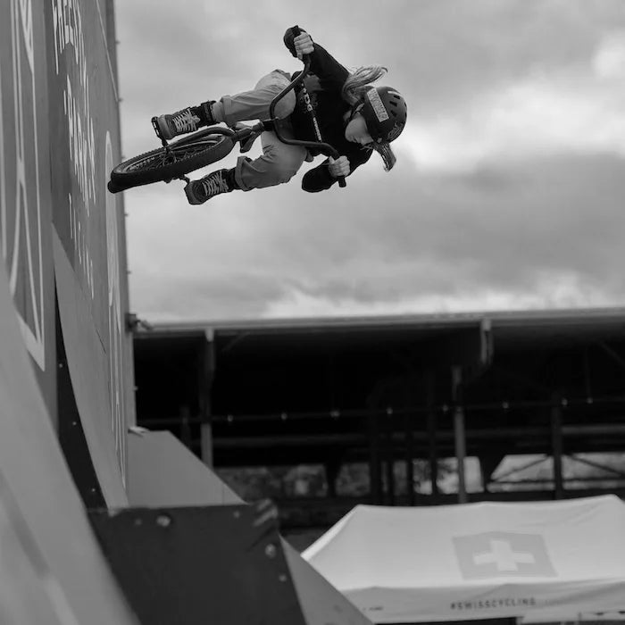 Michelle Neuner beim BMX- oder Downhill-Training – Team Rider von MECOS BOARDS.