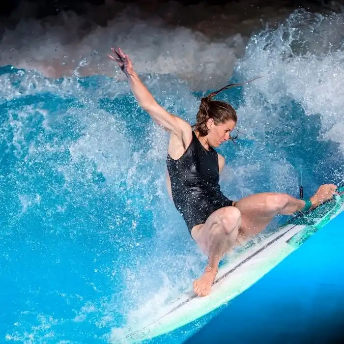Livia Fürst beim Wavepool-Surfen – Team Rider von MECOS BOARDS.