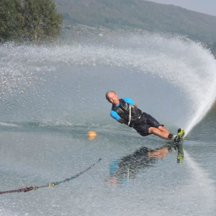 Sepp Balmert beim Wasserski-Training – Team Rider von MECOS BOARDS.