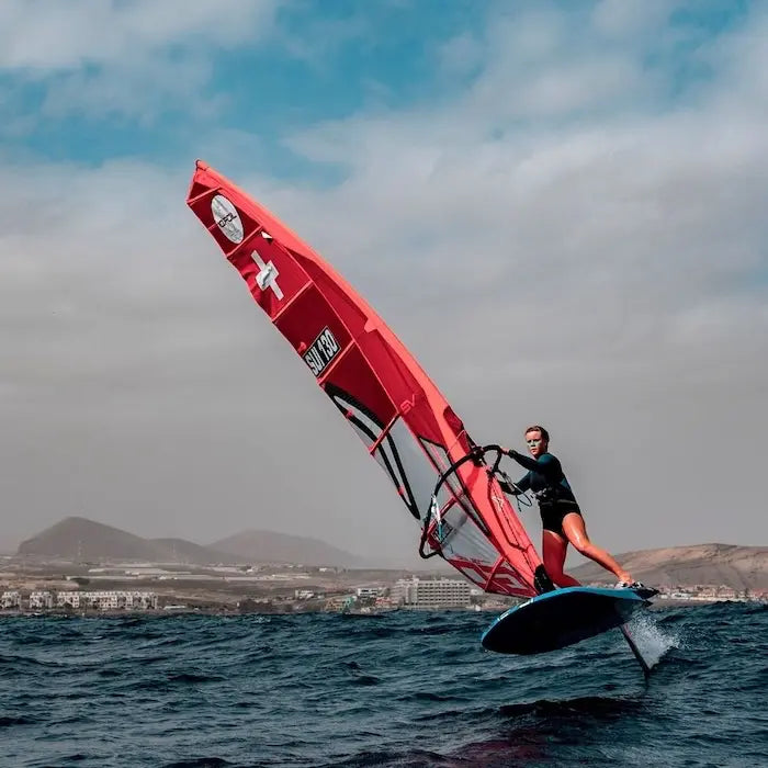 Elena Sandera beim Windsurfen – Team Rider von MECOS BOARDS.