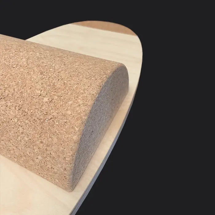 Detailaufnahme der halbrunden Korkrolle des Mini Balance Boards – natürlich, robust und rutschfest.