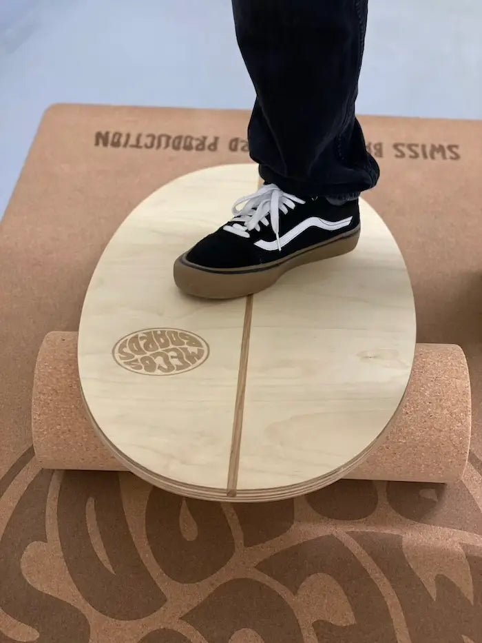Person trainiert mit Schuhen auf dem Shorty Balance Board von Mecos Board – auf nachhaltiger Korkmatte.
