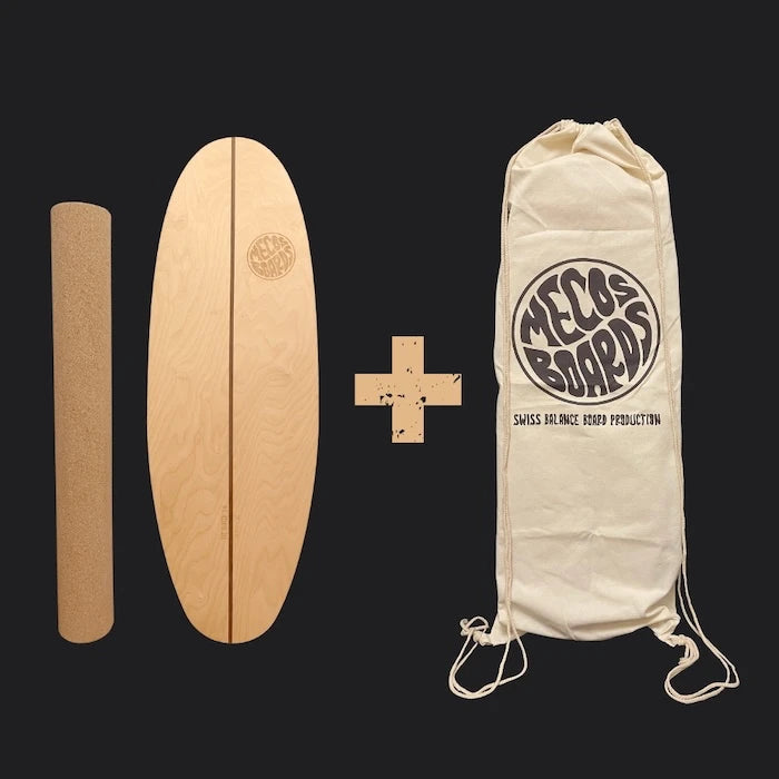 Surf Trainer Balance Board mit Korkrolle und Baumwollbeutel von Mecos Board – Set-Ansicht auf schwarzem Hintergrund