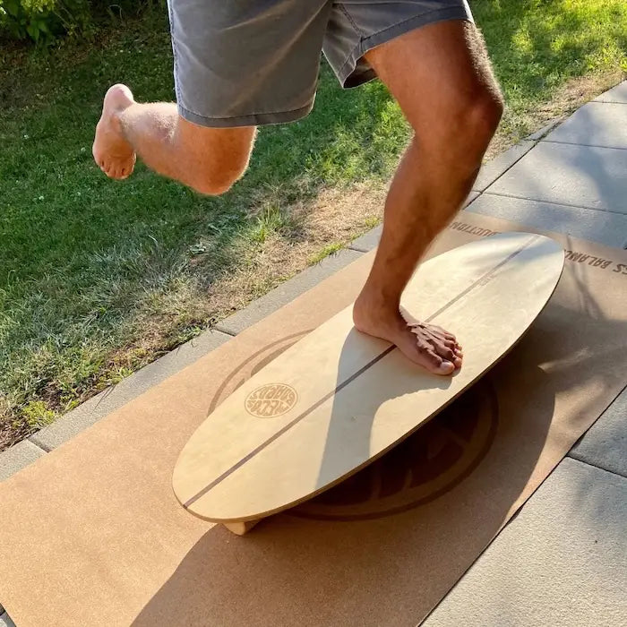 Einbeiniger Balance-Trick auf dem Surf Trainer Balance Board – perfektes Training für Stabilität und Reaktionsfähigkeit bei Boardsportarten.
