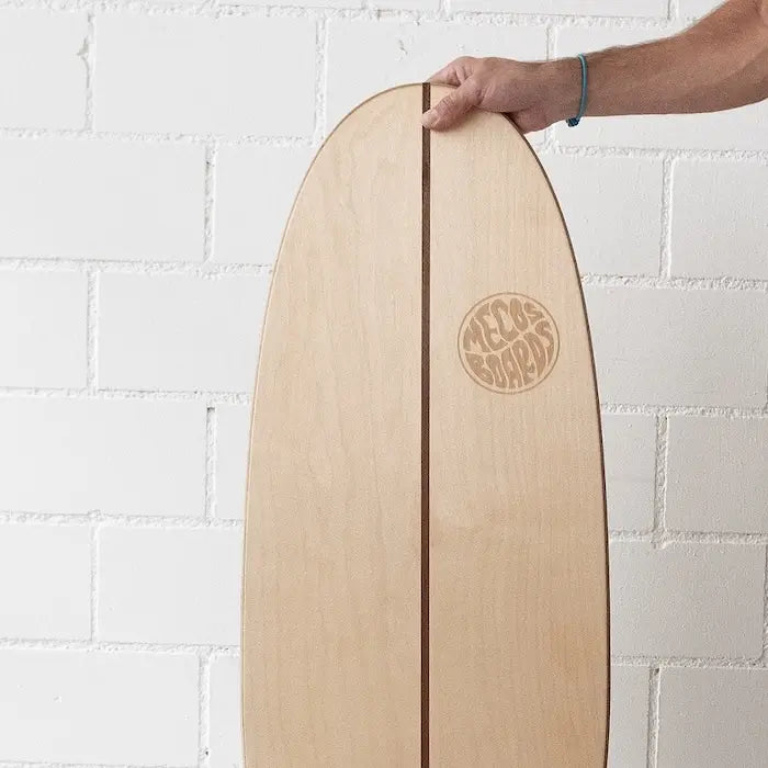 Balance Board Surf Trainer stehend gehalten – handgefertigt aus Holz mit eingelassenem Logo