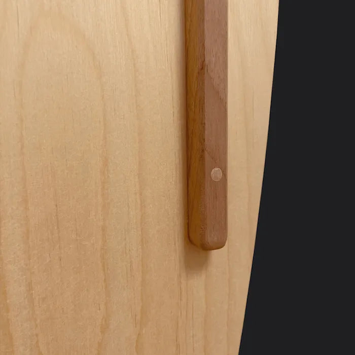 Detailansicht des präzise verarbeiteten Holzstoppers am Surf Trainer Balance Board von Mecos Board