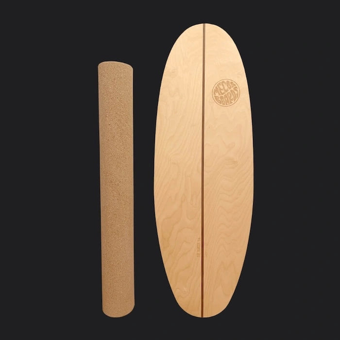 Surf Trainer Balance Board mit Korkrolle nebeneinander – Vorderansicht auf schwarzem Hintergrund