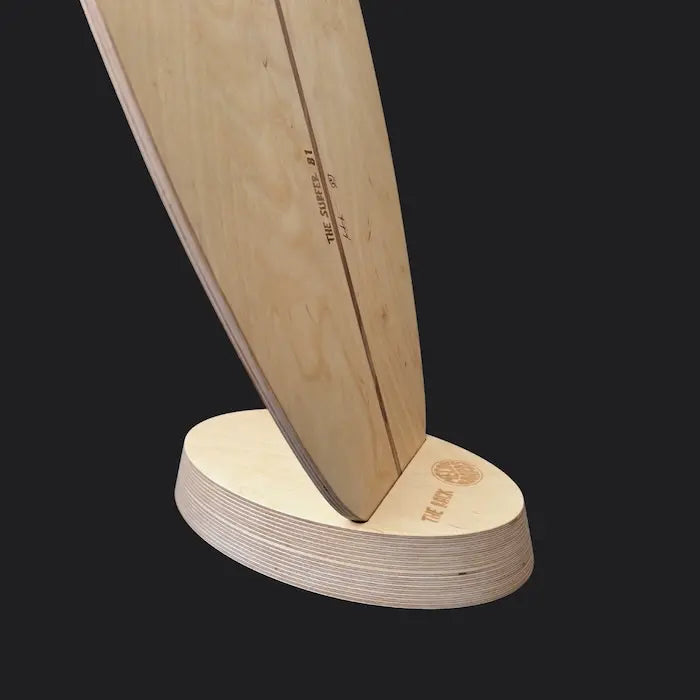 Ovale Balance Board Halterung aus Holz mit Logo-Gravur von Mecos Boards
