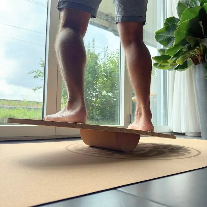 Barfuss-Training mit THE SHORTY Balance Board auf halber Korkrolle von Mecos Boards – ideal für Anfänger und Balance-Übungen zuhause.