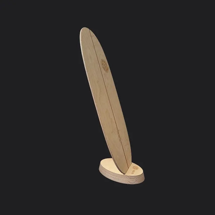 Balance Board Modell "The Surfer" elegant im ovalen Holzständer von Mecos Boards präsentiert