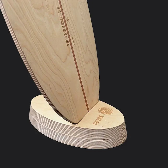 Detailaufnahme des Twin-Tipper Balance Boards im ovalen Rack von Mecos Boards
