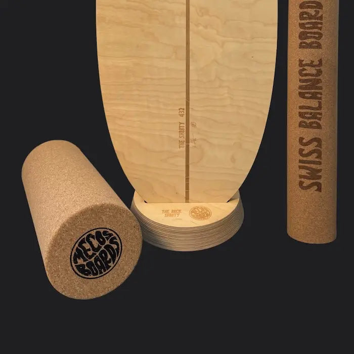 Balance Board THE SHORTY steht im Rack, daneben die Universal-Korkrolle aus recyceltem Naturkork