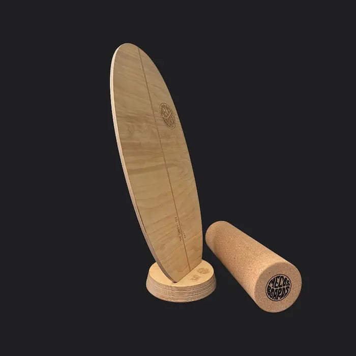 Balance Board THE SHORTY steht im Rack, daneben die Universal-Korkrolle aus recyceltem Naturkork