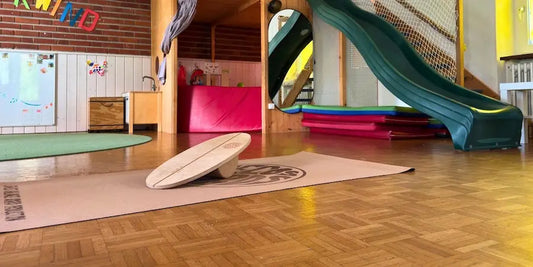 Mini Balance Board für Kinder mit Korkmatte in Kita – sicher balancieren, Motorik stärken & spielerisch bewegen.