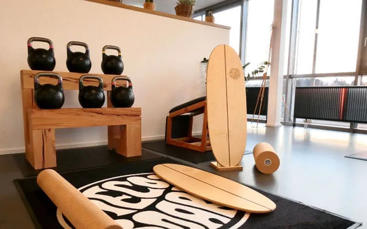 Balance Board Setup mit Korkrolle und Gewichten im Fitnessstudio – funktionelles Training mit Boards für jedes Alter und Trainingslevel.