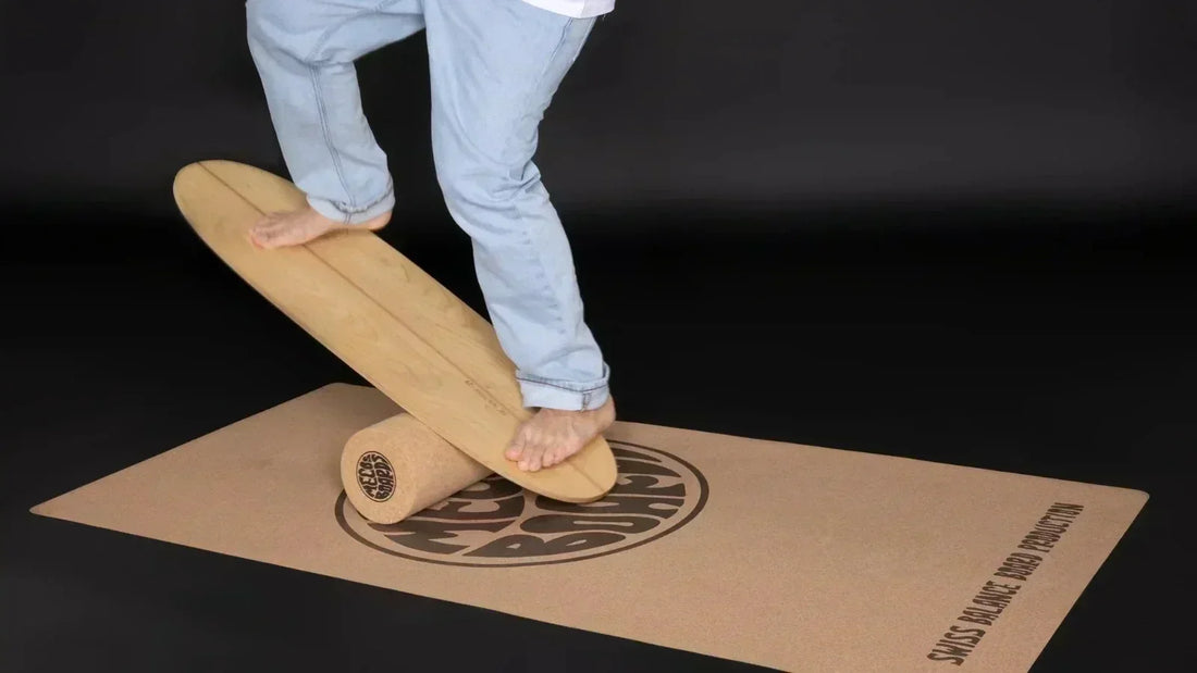 THE TWIN-TIPPER Balance Board beim Balancieren auf einer Korkrolle