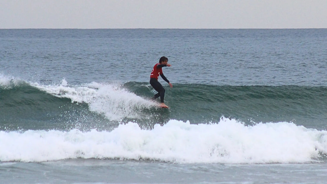 Matteo, MECOS BOARDS Team Rider, surft eine Welle – Schweizermeister Longboard Surf Training