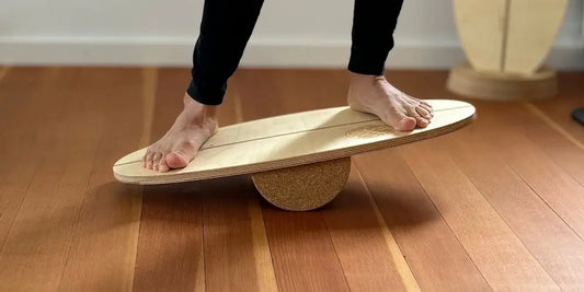 Rückbildungstraining mit Mini Balance Board: Mama stärkt Beckenboden durch gezieltes Balancieren nach der Schwangerschaft