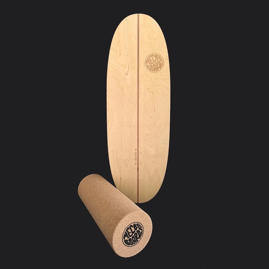Balance Board Twin-Tipper mit Korkrolle schräg gestellt vor schwarzem Hintergrund