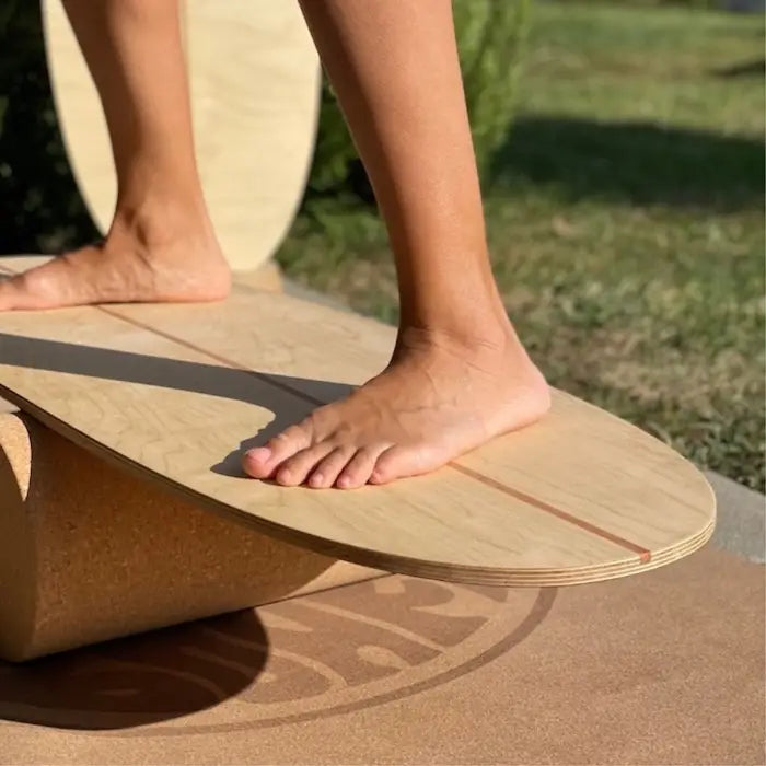 Balance Board mit Twin-Tip-Shape draussen auf Korkrolle – ideal für Tricks, Turns und dynamisches Training.