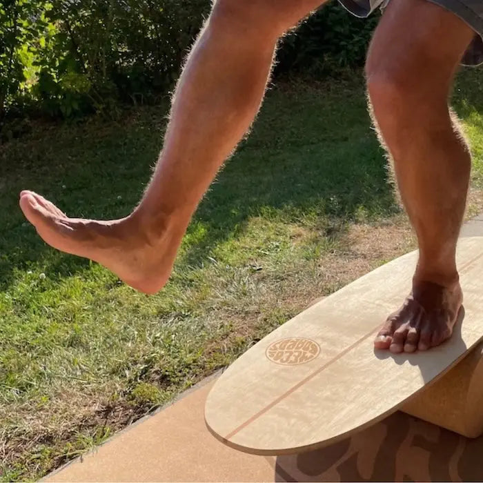 Bewegung in Aktion: Balance Board Trick draussen – perfekte Kontrolle und Style mit dem Twin-Tip-Modell.