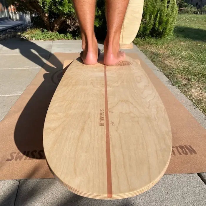 Bereit für den nächsten Trick: Sicherer Stand auf dem Twin-Tip Balance Board – draussen auf der Korkrolle.
