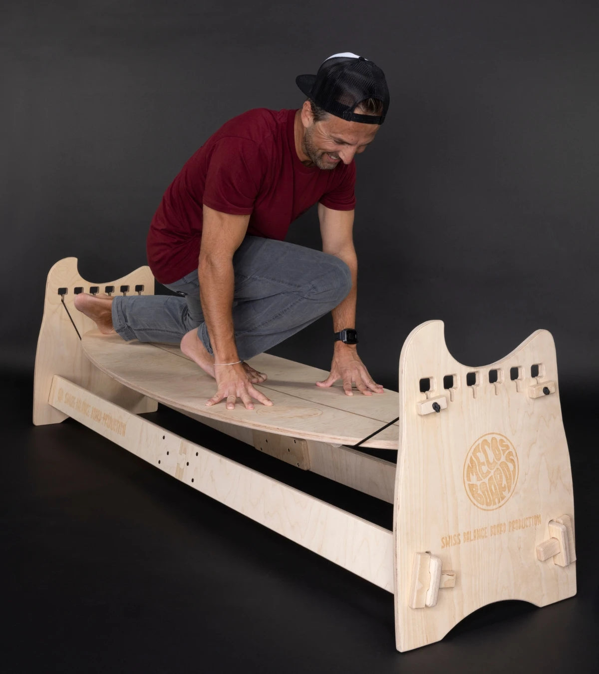 Person trainiert dynamisch auf dem Balance Trainer Pro von Mecos Boards für Gleichgewicht und Bewegung