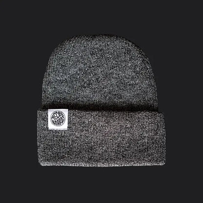Grau melierte Beanie von Mecos Boards – klassische Form mit Logo-Patch und komfortablem Sitz.