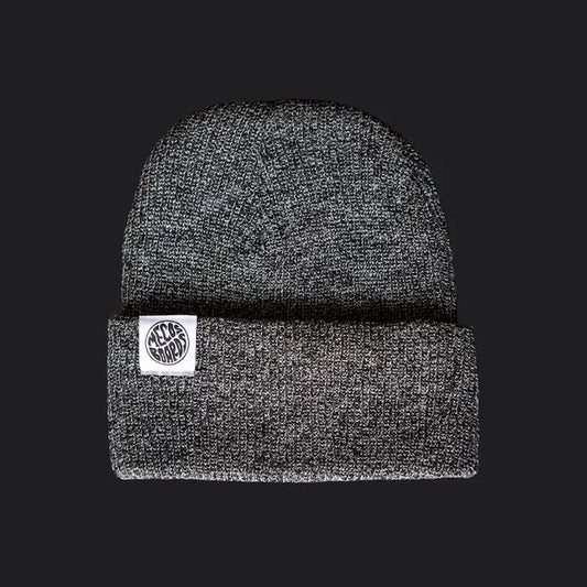 Grau melierte Beanie von Mecos Boards – klassische Form mit Logo-Patch und komfortablem Sitz.