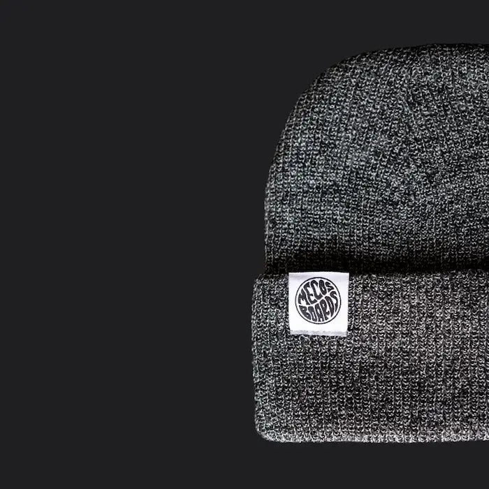 Graumelierte Beanie von Mecos Boards mit Logo-Patch – minimalistisch und vielseitig tragbar.