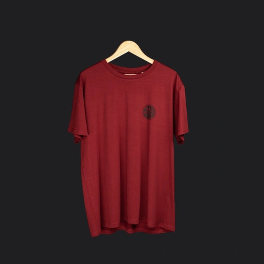 Bordeauxfarbenes Mecos Boards T-Shirt mit kleinem Frontlogo, auf Bügel fotografiert