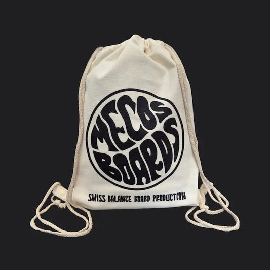 Daily Cotton Bag von Mecos Boards vor schwarzem Hintergrund – minimalistisches Produktfoto mit Fokus auf Logo.
