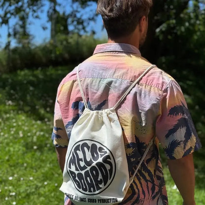 Der Daily Cotton Bag von Mecos Boards wird lässig auf dem Rücken getragen – ideal für Alltag und Freizeit.
