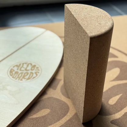 Halbe Balance Board Korkrolle für Anfänger neben THE SHORTY Balance Board – nachhaltiges Zubehör aus Naturkork.