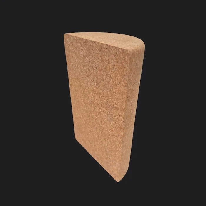 Halbrunde Balance Board Korkrolle für Anfänger von Mecos Boards – nachhaltiges Zubehör aus Kork, freigestellt auf schwarzem Hintergrund.