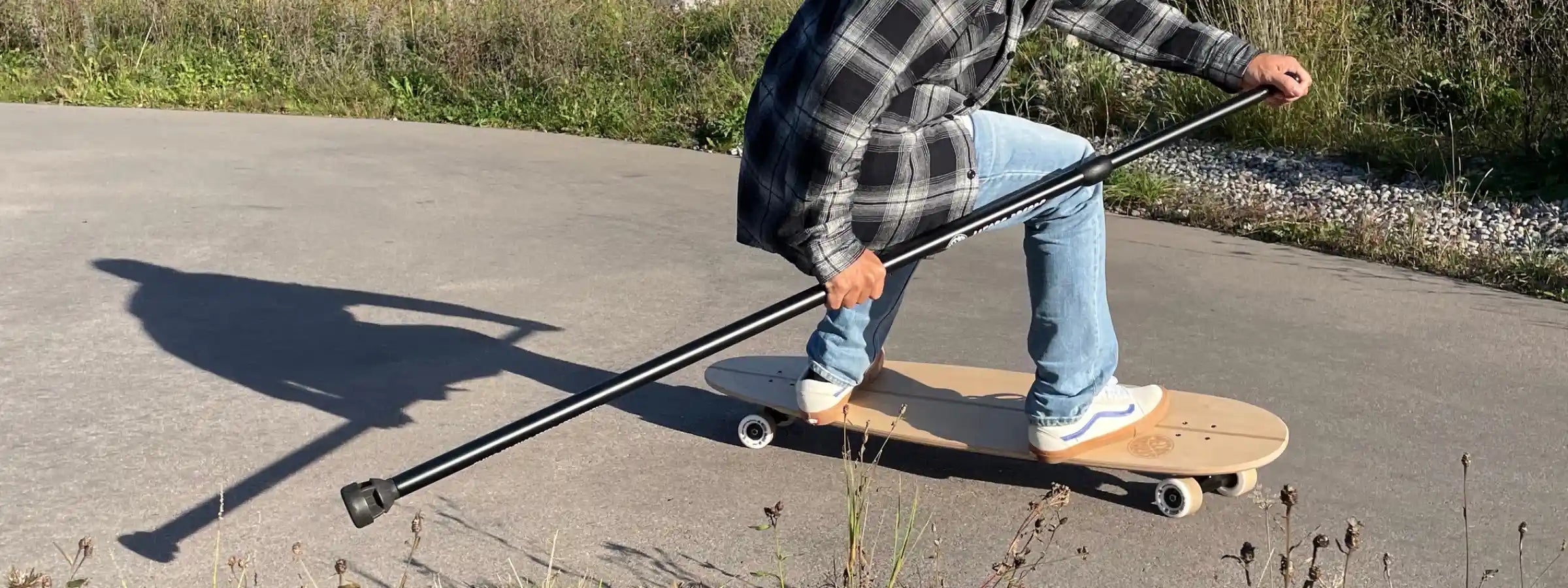 Land Paddling auf Asphalt mit Board und Paddle von Mecos Boards