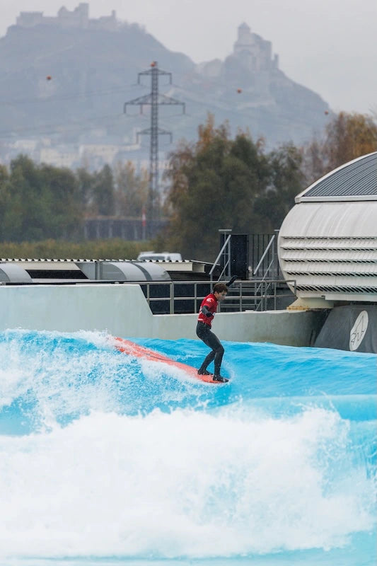 Matteo Kunz, Schweizer Longboard-Surf-Champion und Mecos Boards Athlete, bei den Alaïa Open 2025 während seines Siegesruns.