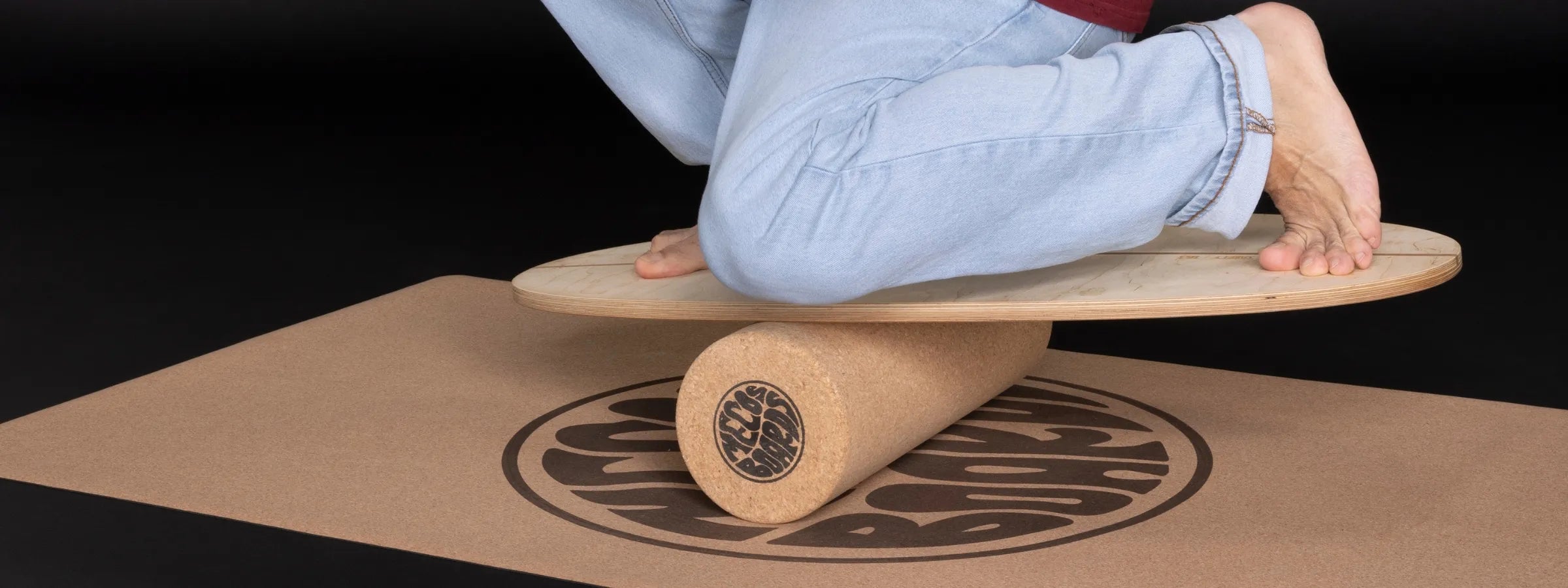 MECOS BOARDS Shorty Balance Board mit Kork-Roller auf Trainingsmatte – Swiss Made