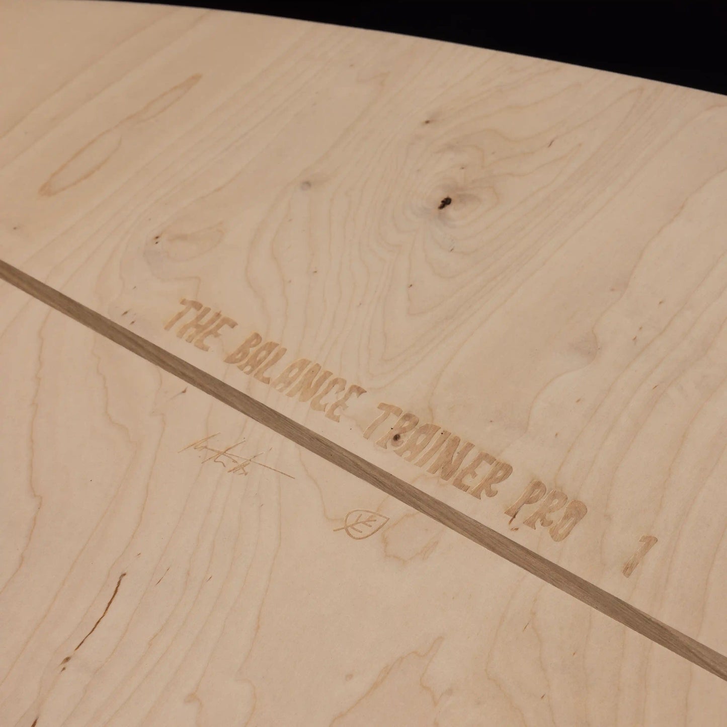 MECOS BOARDS The Balance Trainer Pro – Limitierte Board Gravur Detail, Swiss Made Birkenholz Surf Trainer