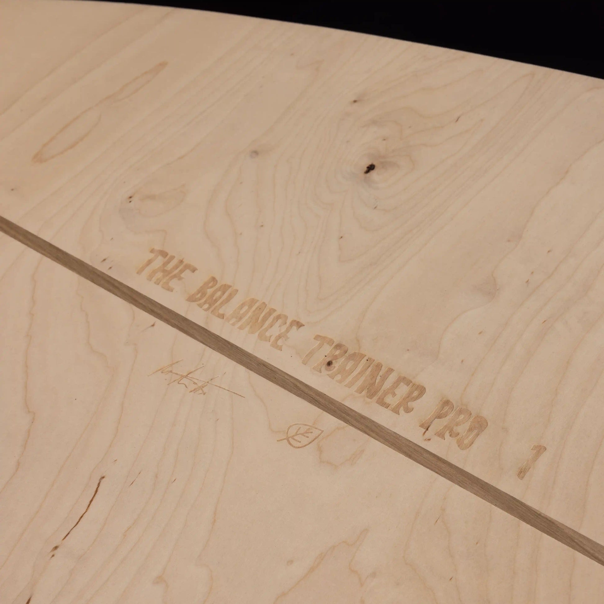 MECOS BOARDS The Balance Trainer Pro – Limitierte Board Gravur Detail, Swiss Made Birkenholz Surf Trainer