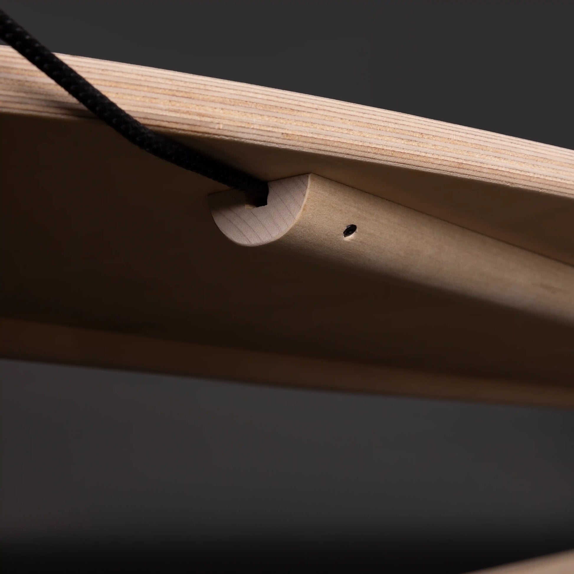 MECOS BOARDS The Balance Trainer Pro – Geschlossener Seilkanal Unterseite, sicherer Swiss Made Seilführung